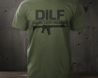 DILF 銃が大好き - ダメージ加工ライフルTシャツ：面白い銃のユーモア