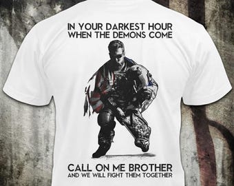 兄弟よ、私に電話を - ダメージ加工ミリタリーソルジャーTシャツ：あなたの最も暗い時間に