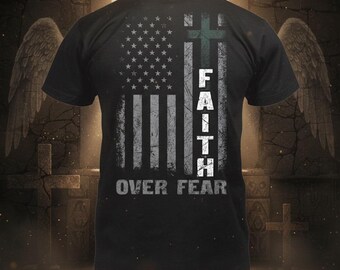 恐怖よりも信仰 - ダメージ加工のアメリカ十字旗Tシャツ：愛国的なキリスト教の贈り物