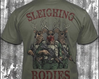 ソリ遊びをする体 - ダメージ加工のタクティカルトナカイTシャツ：面白いミリタリークリスマスギフト