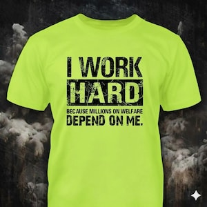 Puede incluir: Una camiseta de manga corta color amarillo neón con texto negro de estilo desgastado que dice I WORK HARD BECAUSE MILLIONS ON WELFARE DEPEND ON ME. La prenda tiene cuello redondo y corte estándar, con el gráfico centrado en el pecho.