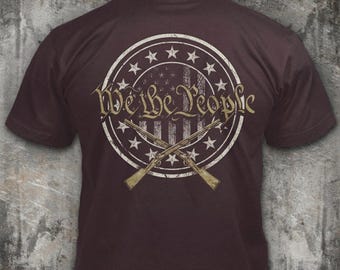 私たち人民 - ダメージ加工の交差したマスケット銃Tシャツ：1776年愛国憲法