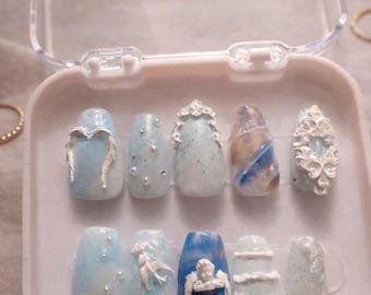 Uñas postizas de porcelana esculturales Tide: detalles marmolados 3D con efecto océano.