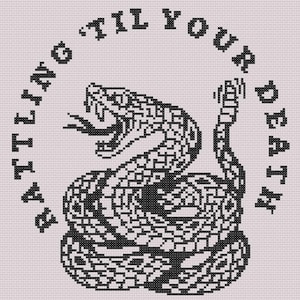 Può includere: Design a punto croce in bianco e nero con un serpente arrotolato con la bocca aperta. Il testo "FIGHTING TIL YOUR DEATH" è arcuato attorno al serpente. Lo sfondo è rosa chiaro.