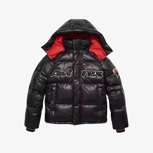 K&ouml;nnte beinhalten: Schwarze Steppjacke mit Kapuze und rotem Innenfutter. Auf der Brust steht in wei&szlig;er und schwarzer Schrift "Avi Rex". Ein kleiner Aufn&auml;her ist am rechten &Auml;rmel zu sehen. Die Jacke hat ein gl&auml;nzendes Finish.