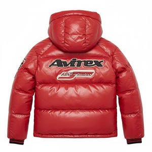 K&ouml;nnte beinhalten: Eine rote Pufferjacke mit Kapuze. Die Jacke tr&auml;gt den Markennamen "Avirex" in wei&szlig;er und schwarzer Schrift auf dem R&uuml;cken sowie den Text "All Star Dealers". Die Jacke hat schwarz-rot gestreifte Manschetten.