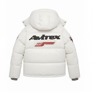 K&ouml;nnte beinhalten: Wei&szlig;e Pufferjacke mit Kapuze, mit dem Markennamen "Avirex" in schwarzer Schrift auf dem R&uuml;cken. Unter dem Markennamen steht der Text "All Star Hunters" in Rot und Wei&szlig;. Die Jacke hat schwarz-wei&szlig; gestreifte B&uuml;ndchen.