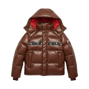 K&ouml;nnte beinhalten: Braune Steppjacke mit Kapuze und rotem Futter. Auf der Brust steht in Wei&szlig; mit schwarzen Umrissen der Text "Avirex". Auf dem rechten &Auml;rmel befindet sich ein kleiner Aufn&auml;her. Die Manschetten haben schwarz, rot und wei&szlig;e Streifen.