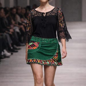 Verstellbarer Wickelminirock | Grüner Patchwork-Baumwollrock im Folk-Stil | Moshiki & Nijens