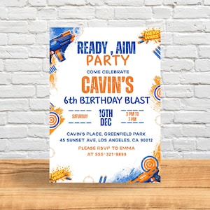 Könnte beinhalten: Eine Party-Einladung mit einem blau-orangen Nerf-Gun-Thema. Der Text lautet "Ready, Aim, Party" und kündigt "Cavins 6. Geburtstag Blast" mit Datum, Uhrzeit und RSVP-Informationen an. Das Design enthält Nerf-Gun-Grafiken.