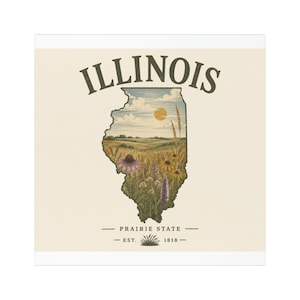 Op de afbeelding: Een vierkante grafische print met het woord ILLINOIS in donkergroene gebogen tekst boven een silhouet van de staat. Binnen de vorm is een landschap van gouden korenvelden, wilde bloemen en een gele zon. Onderaan staat de tekst PRAIRIE STATE EST. 1818.