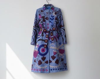 Abrigo bordado Suzani azul | Chaqueta bohemia con cinturón hecha a mano | Abrigo largo floral tribal de terciopelo | Ropa de invierno artesanal étnica | Regalo para ella.