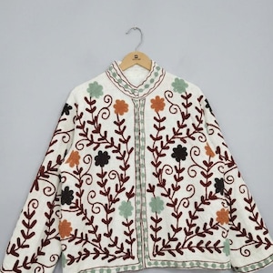 Chaqueta vintage de Cachemira bordada, abrigo de lana floral, prenda de abrigo boho chic para mujer, chaqueta étnica hecha a mano, prenda de invierno única y llamativa.