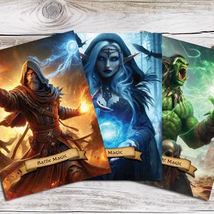 以下が含まれることがあります： 魔法使いとオークを描いたファンタジーアートプリント3枚。1枚目は「Battle Magic」と書かれた、炎の手を持つローブ姿の魔法使い。2枚目は「Magic」と書かれた青い魔法を使う女性。3枚目は「Magic!」と書かれた緑色のエネルギーを持つオーク。