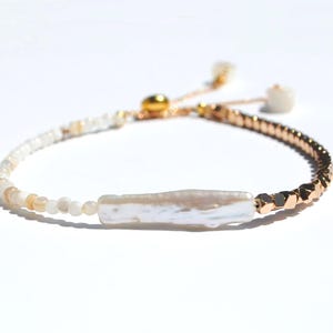 Pulsera ajustable de perlas de agua dulce y cuentas de oro con cuentas de concha trochus, joyería minimalista de playa.
