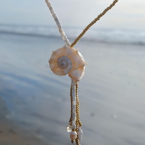 Collar artesanal con borla de conchas, cuentas doradas, colgante de nácar, joyería bohemia costera.