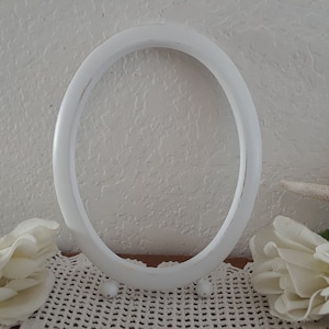 White Shabby Chic Picture Frame Up Cycled Vintage 5 x 7 Oval French Country Farmhouse Romantic Cottage Home Decor Summer Wedding Decoration