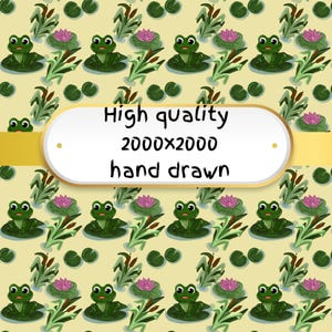 Può includere: Motivo ripetuto con rane verdi su ninfee, ninfee rosa e foglie di ninfea verdi su sfondo giallo chiaro. Il testo "High quality 2000x2000 hand drawn" è in un ovale bianco.