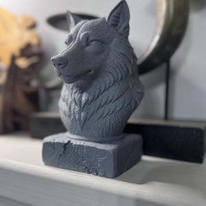 3D Printed Wolf Bust Statue – Detailed Home Decor