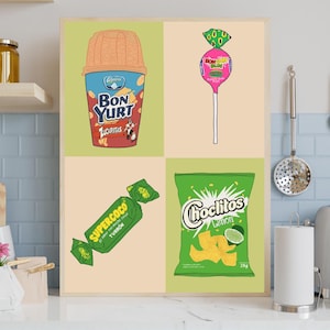 Puede incluir: Un estampado enmarcado con cuatro ilustraciones coloridas de snacks. Arriba a la izquierda, un vaso de yogur con texto. Arriba a la derecha, una piruleta. Abajo a la izquierda, un caramelo envuelto. Abajo a la derecha, una bolsa de patatas fritas.