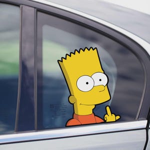 Puede incluir: Adhesivo de vinilo amarillo para coche con Bart Simpson de la serie de dibujos animados Los Simpson. Bart hace una peineta, vistiendo una camiseta naranja. El adhesivo está aplicado en una ventanilla de coche.
