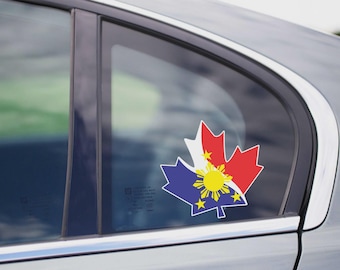 Peut inclure: Un autocollant de voiture coloré en forme de feuille d'érable, combinant les drapeaux du Canada et des Philippines. L'autocollant est apposé sur une vitre de voiture, affichant un mélange unique de symboles nationaux.