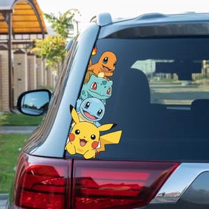 Puede incluir: Una calcomanía para coche con los personajes Pikachu, Squirtle, Bulbasaur y Charmander de la popular serie animada. La calcomanía está aplicada en la ventana trasera de un vehículo.