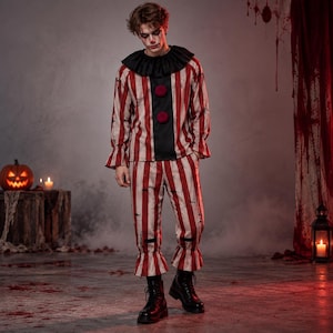 Könnte beinhalten: Ein Clownskostüm bestehend aus einem langärmeligen Oberteil und einer passenden Hose mit vertikalen rot-weiß gestreiften Mustern. Das Oberteil hat einen schwarzen Rüschenkragen, eine schwarze Mittelbahn und zwei große rote Bommeln. Die Hose hat Rüschenbündchen.