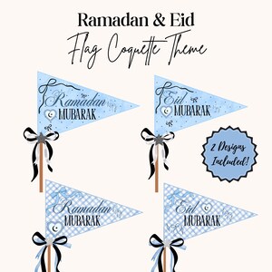 Puede incluir: Cuatro banderines azules con las palabras "Ramadan Mubarak" y "Eid Mubarak" en escritura elegante. Cada bandera tiene un lazo decorativo y una estrella. Una insignia circular dice "2 Designs Included!". El tema es "Flag Coquette".