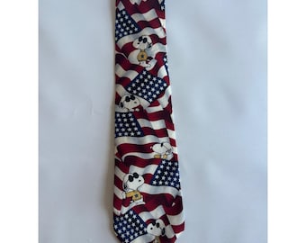 Gravata de seda patriótica com a bandeira americana, estampa do Snoopy Joe e dos Peanuts, nas cores vermelho, branco e azul, EUA.