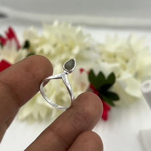 洋梨型ブラックストーンリング、925スターリングシルバー、ミニマルなスタッキングバンド、普段使いのボヘミアンジュエリー