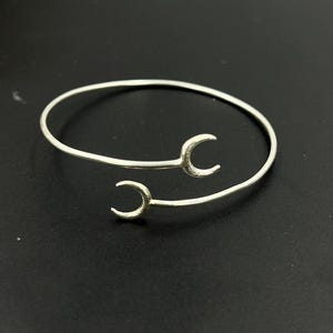 Bracelet manchette ouvert en argent sterling fait main, motif croissant de lune, bracelet céleste minimaliste, cadeau pour elle