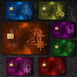 以下が含まれることがあります： デジタルアートデザインが施された、7枚のカラフルなカードのコレクション。各カードは、キャラクターやシンボルの詳細なイラストが描かれた、ユニークな宇宙をテーマにした背景を持っています。カードは長方形で、メタリックゴールドのチップが付いています。
