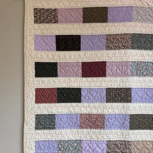 Herzförmige Tagesdecke, 50 x 53 cm, handgefertigtes Patchwork-Muster, Lavendel-Lila-Salbei, Freihand-Steppherzen, Landhausstil, Wanddecke