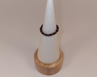 Funkelnder dezenter dehnbarer Ring mit Edelsteinen (elastisch, blaubeerfarbig, braun, dunkles lila Granat, Bronzit)-handgefertigt