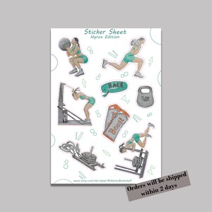 Könnte beinhalten: Ein Stickerbogen mit dem Titel Sticker Sheet Hyrox Edition mit Illustrationen von Athleten bei Fitnessübungen, einer 16kg-Kettlebell, einem grünen Armband mit dem Wort RACE und zwei Energiegel-Packungen mit der Aufschrift Boost.