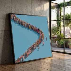 Puede incluir: Impresión artística enmarcada que presenta una larga fila de personas de varios colores sobre un fondo azul claro. La fila se curva a través de la imagen, con algunos individuos de pie aparte. La obra de arte se exhibe en una habitación con una ventana que da a un paisaje urbano.