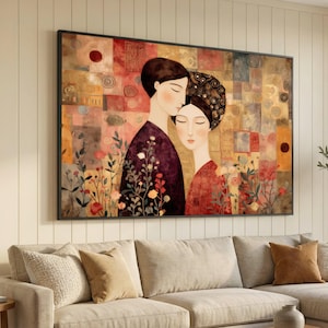 Könnte beinhalten: Gerahmter Kunstdruck mit einem sich umarmenden Paar vor einem Hintergrund aus geometrischen Formen und floralen Elementen. Das Kunstwerk verwendet eine warme Farbpalette aus Rot-, Gold- und Violetttönen und erzeugt eine romantische und künstlerische Atmosphäre.