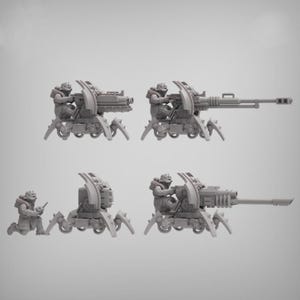 Puede incluir: Se muestran cuatro máquinas de guerra en miniatura grises, cada una con una figura de soldado. Las máquinas tienen múltiples patas y están equipadas con varias armas, incluyendo un cañón grande y una ametralladora. El tema general sugiere un entorno de ciencia ficción o fantasía.
