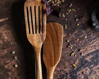 Juego de 2 espátulas de madera de teca, antiadherentes, con mango largo y ranura, resistentes al calor.