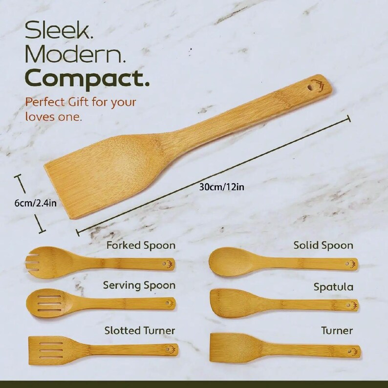Puede incluir: Un juego de utensilios de cocina de bamb&uacute;, que incluye una esp&aacute;tula, un volteador y cucharas. La esp&aacute;tula mide 30 cm de largo y 6 cm de ancho. El texto de la imagen dice "Sleek. Modern. Compact."