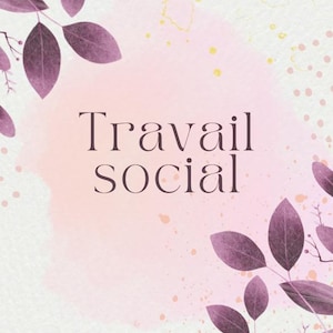Peut inclure: Une impression d'art numérique avec les mots "Travail social" en police serif, sur un fond rose tendre à l'aquarelle. Le design comprend des feuilles violettes et des accents dorés, créant une esthétique florale délicate.