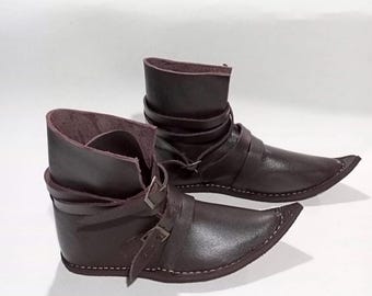 中世のダブルストラップレザーブーツ - 15世紀の尖ったつま先ゴススタイル