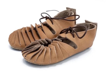 Zapatos para recreaciones medievales - Sandalias de cuero con boca de vaca - Calzado para ferias renacentistas - Calzado histórico para LARP del siglo XV hecho a mano