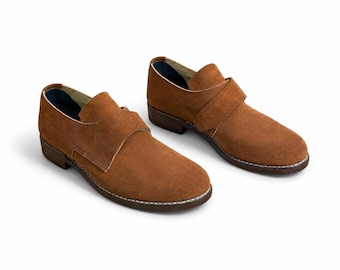 Zapatos hechos a mano de piel de ante marrón con cierre de correa.