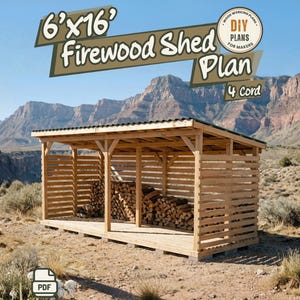 Puede incluir: Un documento PDF digital que presenta un plano de cobertizo para leña de 6'x16' para 4 cuerdas. La imagen muestra un cobertizo de madera con diseño de listones y techo oscuro, lleno de troncos apilados, frente a un paisaje montañoso.
