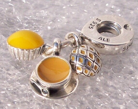 Egg Tart, Milk Tea, Pineapple Bun, Pandora, Hong Kong, Macau Exclusive, Culinary Delights, Foodie, Favorite Foods, Tourist, Souvenir, 925