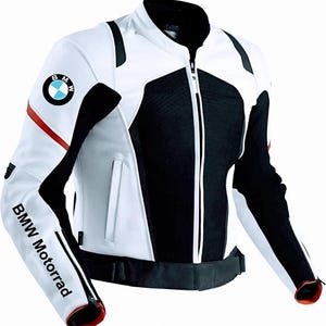 Puede incluir: Una chaqueta de moto blanca, negra y roja con el logotipo de BMW en la parte superior de la manga y el texto BMW Motorrad impreso a lo largo del antebrazo. La chaqueta tiene una cremallera frontal, cuello alzado y paneles laterales negros.