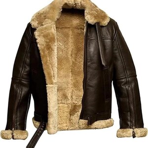 Peut inclure: Veste en cuir marron avec doublure et col en peau de mouton beige. La veste est dotée d'une fermeture éclair, de poches latérales et d'une ceinture à boucle à la taille. Les manches ont des fermetures éclair aux poignets.