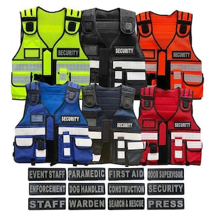 Könnte beinhalten: Eine Auswahl an Sicherheitswesten in verschiedenen Farben, darunter Neongelb, Schwarz, Orange, Blau und Rot. Jede Weste hat reflektierende Streifen, mehrere Taschen und das Wort "SECURITY". Enthalten sind Aufnäher mit Berufsbezeichnungen wie "EVENT STAFF" und "PARAMEDIC".